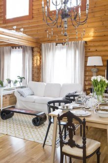 Интериорът на дневната-трапезарията с готически елементи в къщичката от трупи