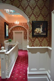 Коридор в панел в класически стил