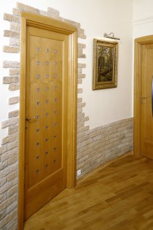 Каменна ламперия по коридора