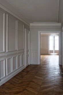 Коридорна ламперия с корнизи