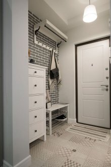 Коридор от сива тухлена ламперия