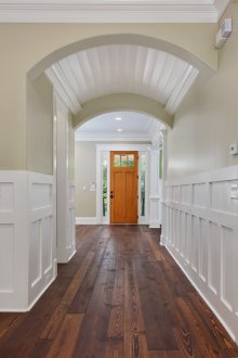 Широка ламперия на коридора