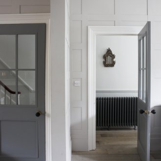 Оградени стени на коридора