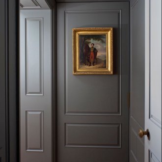 Тъмна декорация на стената на коридора