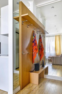 Стенна декорация на коридора с панели с огледало