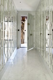 Стенна декорация на коридора с огледални панели