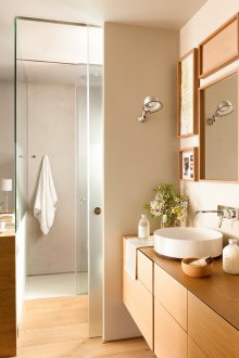 Малка баня с дървени мебели