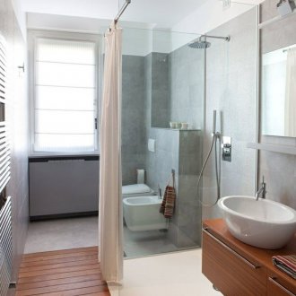 Малката баня е дълга