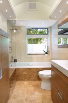 Малка баня с каменни плочки