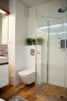 Малка баня с тухлена стена