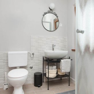 Малка баня с мебели от ковано желязо