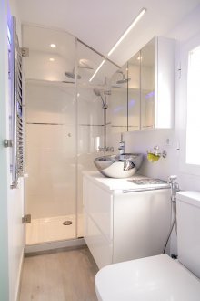 Малка баня с метална мивка