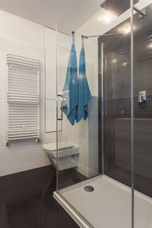 Малка баня в монохромен дизайн