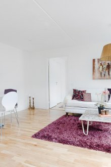 거실의 밝은 내부에 라일락 카펫 및 기타 요소