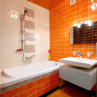 Малката баня е оранжева