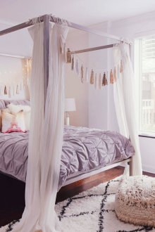 침실의 섬세한 라일락은 진정