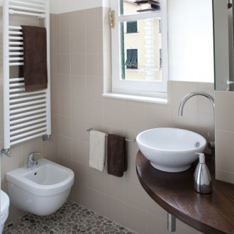 Малка баня с каменен под