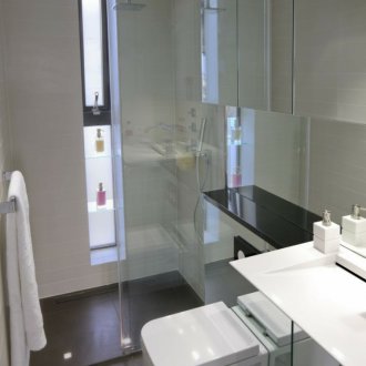 Малка баня с огледало