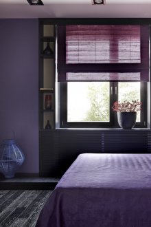 침실의 포화 라일락과 베이지