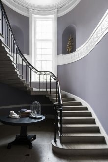 Дизайн на коридор със стълбищни и чугунени парапети.