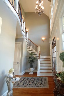 Дизайн на коридор с класическо стълбище.