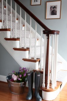 Дизайн на коридор със стълби и пешеходна пътека.