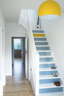Дизайн коридор със синьо стълбище