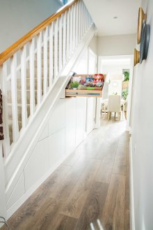 Дизайн на коридор със стълбище и система за съхранение