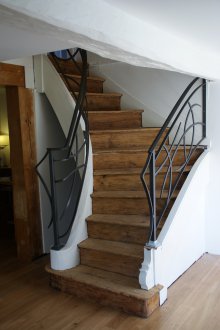 Дизайн на коридор със стълбище от ковано желязо.