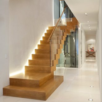 Дизайн на коридор със стълбище и LED