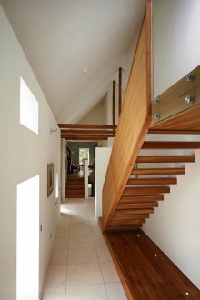 Дизайн коридор с масивно стълбище