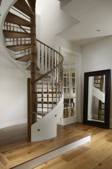 Дизайн на коридор със стълба върху метална рамка