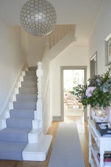Проектирайте коридор със стълбище в пастелни цветове.