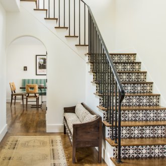 Дизайн на коридор с стълбище за плочки.