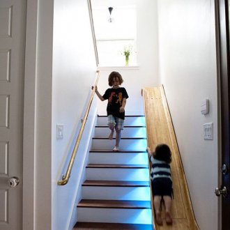 Дизайн на коридор със стълбище и осветление