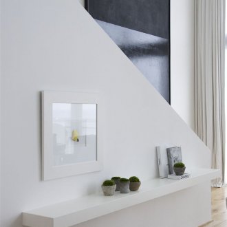 Дизайн на коридор със стълби и рафт.