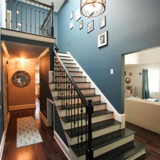 Дизайн на коридор с право стълбище