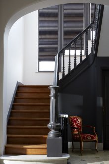 Дизайн на коридор със сиво стълбище