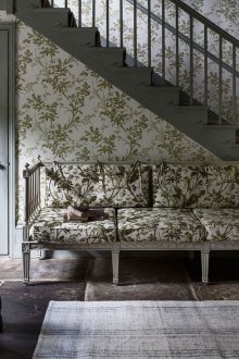 Проектирайте коридор със стълбище в стила на изтъркан шик.