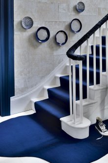 Дизайн на коридор със синьо стълбище