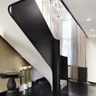 Дизайн на коридор с тясна стълба.