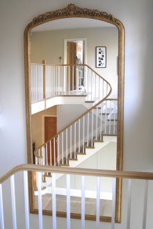 Дизайн на коридор със стълби и огледало.