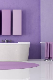 욕실의 흰색과 라일락 조합