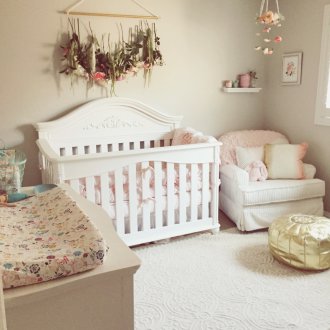 Декор на ясли от цветя