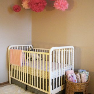 Деко за яслите с хартиени цветя