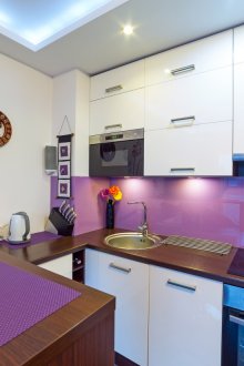 부엌의 라일락 앞치마 및 액세서리