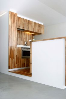 Бюджетен ремонт в студио апартамент с дърво