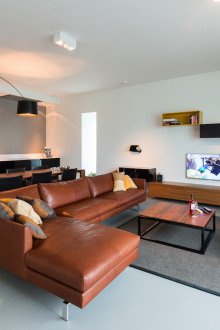 Бюджетен ремонт в студио апартамент с кожени мебели