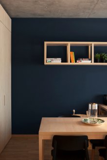 Бюджетният ремонт в студио апартамент е тъмен