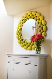 Жълта необичайна рамка за огледало